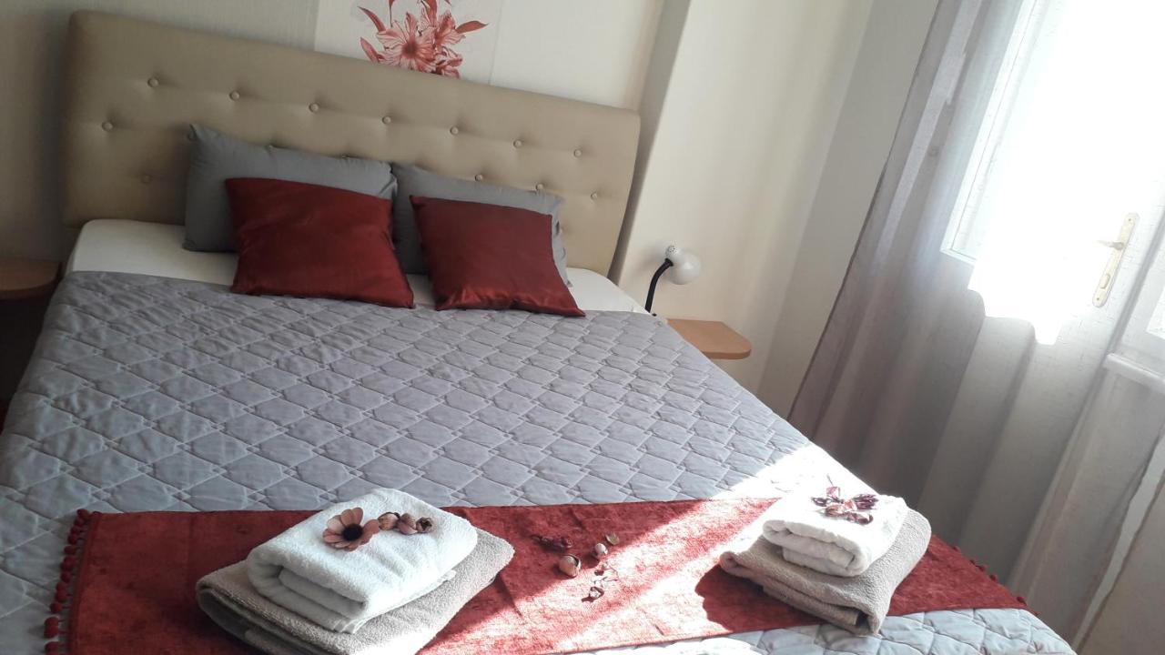The Most Central Skopje Apartment Esterno foto